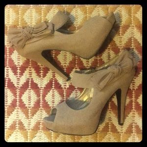 Nude Pumps with Bow